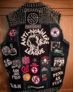 Battle Vest Punk, Punk Jacket Back, Punk Back Patch Ideas, Battle Jacket Ideas, Punk Jacket Ideas, Back Of Battle Jacket, Punk Vest Ideas, Punk Jacket, Punk Jacket Patches