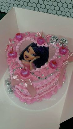 Y2k Cake Ideas, 25 Birthday Ideas For Women, 2000 Cake Ideas, Bratz 21st Birthday Cake, Bratz Birthday Cake Aesthetic, Pink Bratz Cake, Bratz Cake Design, 21 Birthday Cake Bratz, Bratz Birthday