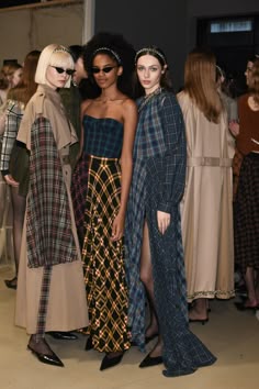 Tartan In Fashion, Plaid Fashion 2023, Tartan Couture, Plaid Trend 2023, Retro Tartan Fashion Design, Tartan Street Style, Plaid And Tartan Fashion Collection, Spring Summer Tartan Checkered Boho Trend, Tartan Runway