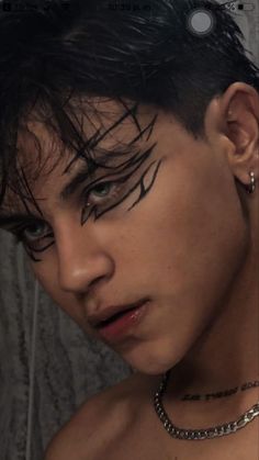 Eyeliner Face Art, Eye Makeup For Boys, Man Eyeliner, Edgy Eyeliner, Graphic Liners, Eyeliner Men Aesthetic, Men With Eyeliner, Man Liner, Eyeliner Male