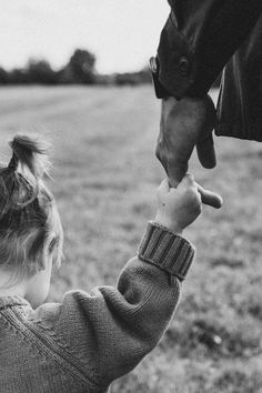 Mother Father And Daughter Pictures, Dad And His Daughter, Parents With Daughter Photography, Mother Father And Daughter, Dad Mom And Daughter, Daughter And Dad, Mother Father Daughter Photography, Field Family Photoshoot, Family Field Photoshoot