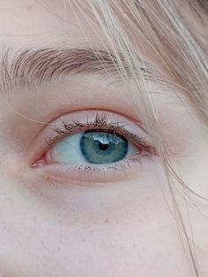 Beautiful girl with green eyes💚 Blue Eyes With Green In Them, Very Light Blue Eyes, Cloudy Blue Eyes, Blue Eyes With A Hint Of Green, Sky Blue Eyes Color, Blue Green Eyes Aesthetic, One Blue Eye One Green Eye, One Green Eye One Blue Eye, Green And Blue Eyes Aesthetic
