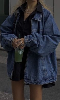 Vintage Jeans Jacket Outfit, Womens Cool Outfits, Oversized Jacket Jeans Outfit, How To Style An Oversized Jean Jacket, Trendy Fits 2024, Casual Fall Outfits Aesthetic, Outfits With Jean Jacket Aesthetic, Trendy Denim Jacket For Fall Streetwear, Jean Jacket Oversized