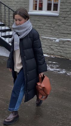 Winter Coat Styles, Winter Coat New York, Winter Boots Outfit Women, Womens Puffer Coat, Long Puff Jacket Outfit, Cold Rain Outfit, Winter Coat Puffer, Puffer Coat Outfits For Women, Style Long Puffer Jacket