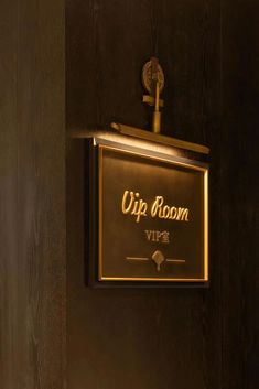 a sign that is on the side of a door saying rip room vixe