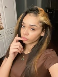 Light Brown Patch Hair, Black Hair Blonde Patch, Skunk Stripe Hair Blonde And Brown, Light Brown Skunk Stripe, Color Patch Hair, Light Brown Hair Streaks, Hairstyles With Dyed Hair, One Streak In Hair, Peekaboo With Skunk Stripe