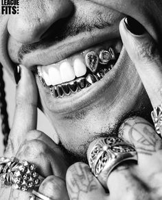 Grillz Images, Chrome Heart Photo, Chrome Hearts Photos, Chrome Hearts Photoshoot, Black And White Grills, Chrome Hearts Rappers, Grill Teeth Men, Chrome Hearts Campaign, Grillz Photoshoot