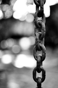 a black and white photo of a chain