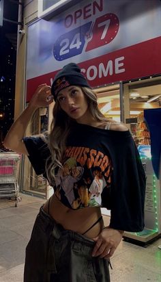 Street Rave Outfit, Rocker Style Summer Streetwear Tops, Baggy Crop Top Outfits, Fitted Rocker Streetwear Tops, Baggy Cropped Tee Outfit, Rave Streetwear Outfits, Edgy Streetwear Top For Music Festivals, Graffiti Outfits Aesthetic, Street Wear Rave Outfits
