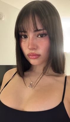 Bangs With Small Forehead, Short Hair With Fringe, Wispy Curtain Bangs Long Hair, Brunette With Bangs, Brunette Makeup, Bangs For Round Face, Long Hair With Bangs, Hair Styler, Makeup Looks Tutorial