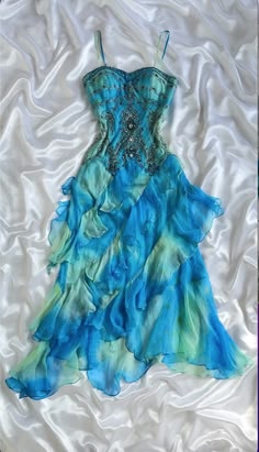 Beautiful fairytale dress🧚🏻 21st Birthday Outfit, Ruffle Beading, Princess Prom Dresses, Homecoming Dress, Robe Longue Pour Fête, Retro Mode, Fairytale Dress, Vestidos De Fiesta Largos, Beaded Prom Dress
