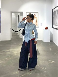 Baggy Pants With Shirt, Oversized Shirt Outfits Women, Streetwear Chic Fashion, American Look, Outfit Influencer, Artists Outfits, Fitted Trousers Outfit, Elegant Streetwear Women, Modern Casual