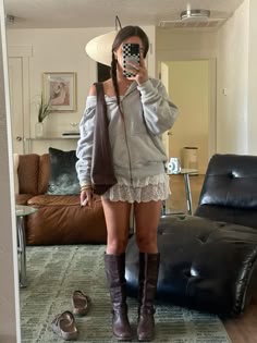 Skirt Boots Outfit, White Mini Skirt Outfit, Cool Girl Outfits, La Outfits, Miniskirt Outfits, Skirts With Boots, Trendy Fashion Outfits, Outfit Inspo Fall, Fashion Killa