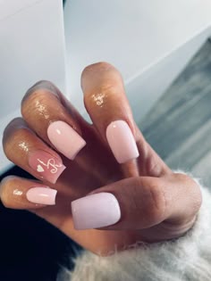 Acrylic Nails With Initial R, Boyfriend Initial Nail Designs, R Initial On Nail, Cute Nails For Girlfriend, T Nail Art, Letter R Nail Art, Nail With Initial Ideas, Girlfriend Nail Ideas, Initial R On Nails