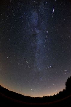 the night sky is filled with shooting stars