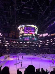 an ice hockey game is being played at the staples center in las vegas, nv
