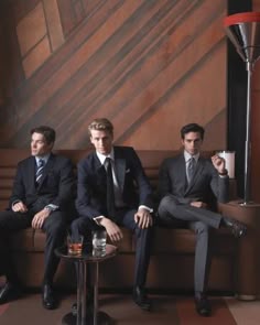 1930s Mafia Suit, Three Men Pose Reference, Group Of Men In Suits Aesthetic, Wattpad Man In Suit, Peaky Blinders Italian Mafia, Three Man Pose, Group Of People In Suits, Mafia Group Photo, Group Of Men In Suits