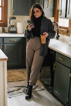 #90s #90smom #90saesthetics #darkaesthetics #darkacademia Tailored High Waisted Pants, Smart Casual Party Women, Female Manager Outfit, Work To Bar Outfit, Business Casual Flannel Outfit, Construction Office Outfits Women, Dressing Professionally Women, Business Casual Emo, Medical Office Outfits