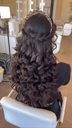Curly Quinceanera Hairstyles, Quinceanera Hairstyles For Curly Hair, Xv Hairstyles Quinceanera Long Hair, Xv Hairstyles, Hair Quince, Quinceanera Hairstyles For Long Hair With Crown, 15 Hair Quinceanera, Quince Curly Hairstyles With Crown, Quinceanera Hairstyles Curly Hair With Crown