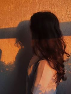 Dark Brown Hair In The Sun, Black Hair In Sunlight, Sun Brown Hair, Tan Skin Brown Hair, Brown Haired Woman Aesthetic, Sun Kissed Brown Hair, Sun Kissed Aesthetic, Sun In On Dark Hair, Dark Brown Hair In Sunlight