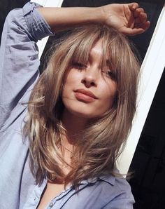 a bronde light bronde butterfly haircut with bottleneck bangs is a gorgeous idea to look 70s inspired 90s Layered Hair Bangs, 90s Mom Hair Bangs, 90s Hair Bangs Layers, Layered 90s Haircut With Bangs, Dark Blonde Hair With Fringe, 70s Fringe Hair, 70s Fringe Hair Medium, 80s Layered Hair With Bangs, Blonde Hair With Fringe Mid Length