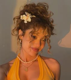 Jasmine Inspired Hair, Hawaii Hairstyles For Curly Hair, Curly Hairstyles Flowers, Hawaiian Hairstyles Curly Hair, 00s Curly Hairstyles, Tropical Hairstyles Curly Hair, Tropical Curly Hairstyles, Flower Clip Curly Hairstyles, Princess Jasmine Curly Hair