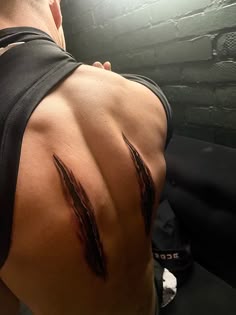 the back of a man's head with hair on it and his arm showing