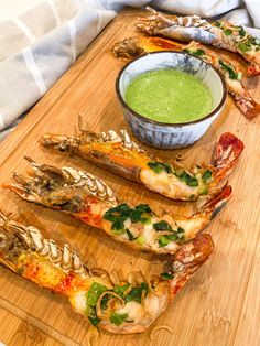 Let's make this green seafood sauce seen it at so many Vietnamese restaurants down here. And after many trials and errors, I finally got it! Vietnamese Seafood Sauce, Green Seafood Sauce, Vietnamese Green Sauce, Green Sauce Seafood Recipe, Viet Party Food, Thai Green Seafood Sauce, Vietnamese Prawns, Green Sauce Seafood Platter, Vietnamese Green Seafood Sauce