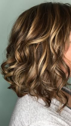 Honey Brown Balayage Medium Length, Brown Hair With Highlights And Lowlights Shoulder Length, Caramel Balayage Short Curly Hair, Medium Length Hair Styles Carmel Highlights, Medium Brown Hair With Highlights And Lowlights Shoulder Length, Wavy Hair Highlights Caramel, Carmel Balayage Shoulder Length Hair, Short Caramel Balayage Hair, Partial Balayage Caramel