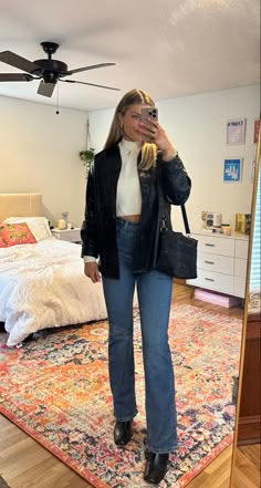 Cute Winter Night Out Outfits, Casual New Years Eve Outfits House Party, Cute Outfits Winter Going Out, Simple Going Out Outfits Winter, Cold Night Dinner Outfit, Cute Casual Dinner Outfits Winter, Rainy Bar Outfit, Cold Date Night Outfit Casual, Dine Out Outfit