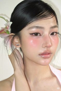 cute pink makeup Fairy Like Makeup, Makeup Medium Skin Tone, Peach Pink Makeup, Flushed Makeup Look, Pink Peach Makeup, Casual Pink Makeup, Pink Smokey Eye Makeup, Pink Smokey Makeup, Flushed Natural Makeup