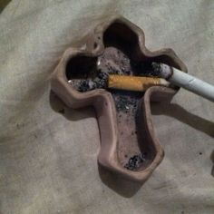 Ash Tray Designs, Gothic Trinket Dish, Clay Made Ashtrays, Unique Ashtrays, Ashtray Inspo, Clay Ideas Ashtray, Clay Ideas Grunge, Cute Ashtray, Ash Tray Clay Ideas