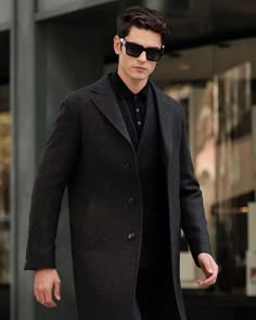 Models 90s, Academia Aesthetic Outfit Men, Stylish Mens Suits, Aesthetic Outfits Men, Traditional Suit, Mens Casual Dress Outfits, Woman Suit Fashion, Couple Photoshoot Poses, Men Fashion Casual Outfits