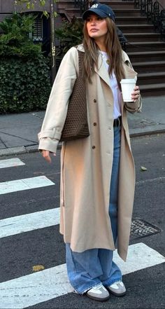 Look Trench Coat Bege, Light Coat Outfit, Beige Trench, Trench Coat Beige Outfit, Trench Coat 2025, Outfits Trench Coat, Spring Outfits Coat, Outfits With Beige Coat, Mid Trench Coat Outfit