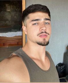 Mustache And Goatee, Very Short Hair Men, Top Haircuts For Men, Cortes De Pelo Largo Para Hombres, Goatee Beard, Beard And Mustache Styles, Hair Cut Guide, Mens Facial Hair Styles, Men's Facial Hair