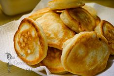 some fried food is sitting on a paper towel