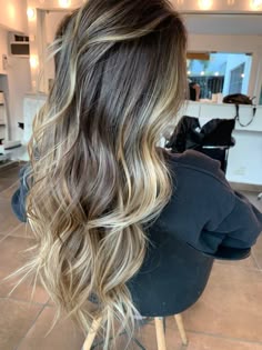Hair With Extensions, Balayage Hair Contrast, Balayage Dark Roots, Blend Brown Roots Into Blonde, Brown Roots Light Ends, Medium Brown Roots Blonde Ends, Light Brown Roots Blonde Ends, Brown Roots Fading Into Blonde, Hair Color Design