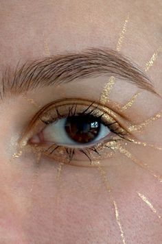 Gold Body Glitter, Teknik Makeup, Drag Make-up, Funky Makeup, Dope Makeup, Eye Makeup Art, Aesthetic Makeup, Creative Makeup, Artistry Makeup