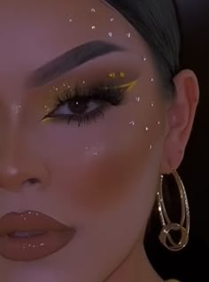 Face Rhinestone Ideas, Face Diamonds Rhinestones Makeup, Bling Eye Makeup Rhinestones, Gem Stone Makeup, Euphoria Style Makeup, Rhinestone Face Design, Rhinestone Makeup Looks, Gold Gem Eye Makeup, Gold Gem Makeup