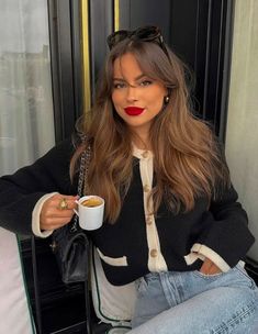 Old Money Fringe Haircut, Red Lip Outfit Casual Winter, Parisian Hairstyles Bangs, Old Money Hairstyles Bangs, Red Lipstick Outfit Winter, Winter Red Lipstick Outfit, Red Lipstick Casual Outfit, Old Money Bangs Hair, Red Lips Casual Outfit