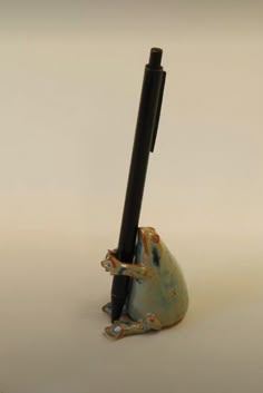 a pen holder with a black handle on it