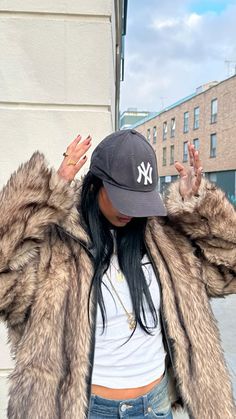 #ootd Outfits With New York Yankees Hat, New York Yankees Hat Outfit, Yankee Cap Outfit, New Era Fur Hat, Yankees Cap Outfit, Ny Hat With Fur, Fur Coats New York, Nyc Cap, Venus In Virgo