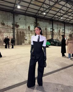 Classical Concert Outfits, Black Casual Formal Outfit, Outfit Ideas Fashion Week, Fashion Week Look, Outfits For Fashion Week, Outfit For Fashion Week, Fashion Week Outfit Inspo, Cool Black Tie, Outfit Ideas For Fashion Show