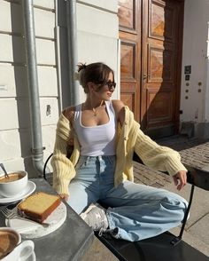 Effortlessly Chic Outfits, Look Di Moda, Effortless Outfit, Yellow Cardigan, Cardigan Outfits, Mode Inspo, Spring Outfits Women, Casual Outfit, Outfit Inspo Fall