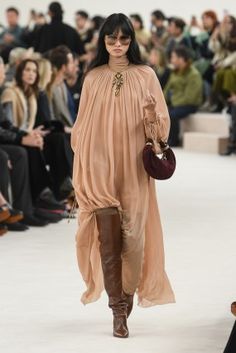 Chloé Fall 2024 Ready-to-Wear Runway, Fashion Show & Collection Review [PHOTOS] Chic Long Sleeve Beige Kimono, Chloe Haute Couture, Chloe Winter 2024, Chloe Fw 2024, Chloe Boho Dress, Elegant Long Sleeve Brown Kaftan, Chloe Boho Chic, Chloe Flowy Dress, Chloe Boho Style