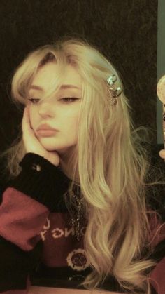 Long Alternative Hair Grunge, Blonde Grunge Hairstyles, Pretty People White Hair, Face Claims Female White Hair, White Hair Faceclaim, White Hair Female Face Claim, Faceclaims Female White Hair, Blonde Hair Grunge Aesthetic, Blonde Edgy Girl