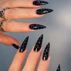 Black and grey nails Unghie Stiletto, Black Almond Nails, Black Stiletto Nails, Sharp Nails, Edgy Nails, Grunge Nails, Punk Nails, Goth Nails, Gray Nails