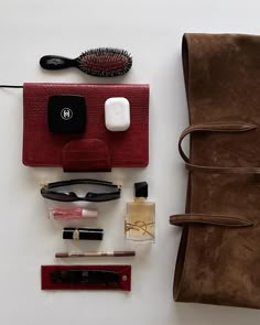 Fall Bag Essentials, Fall Handbag Essentials, Handbag Essentials Aesthetic, Brown Leather Bag Essentials, Autumn Bag Aesthetic, What's In My Bag Inspiration, Vogue Whats In My Bag, Purse Essentials Flat Lay, Dark Academia Whats In My Bag
