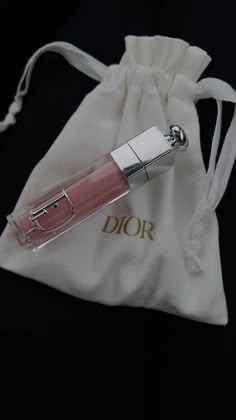 Dior make-up picture inspo Dior Lip Gloss In Bag, Gift Ideas For Beauty Lovers, How To Choose Lip Gloss, Luxury Makeup Brand, Pink Lip Gloss, Dior Lipglass, Dior Lip Glosses, Labial Dior Gloss, Dior Lip Plumping Gloss
