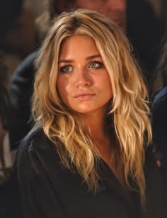 Jennifer Aniston Shag Haircut, Mary Kate Olsen Hair, Celebrity Shag Hairstyles, Long Blonde Shag Haircut No Bangs, Olsen Twins Hair, Olsen Twins Hair Color, Olsen Twin Hair, Celebrity Shag Haircut, Pamala Anderson 90’s Hair